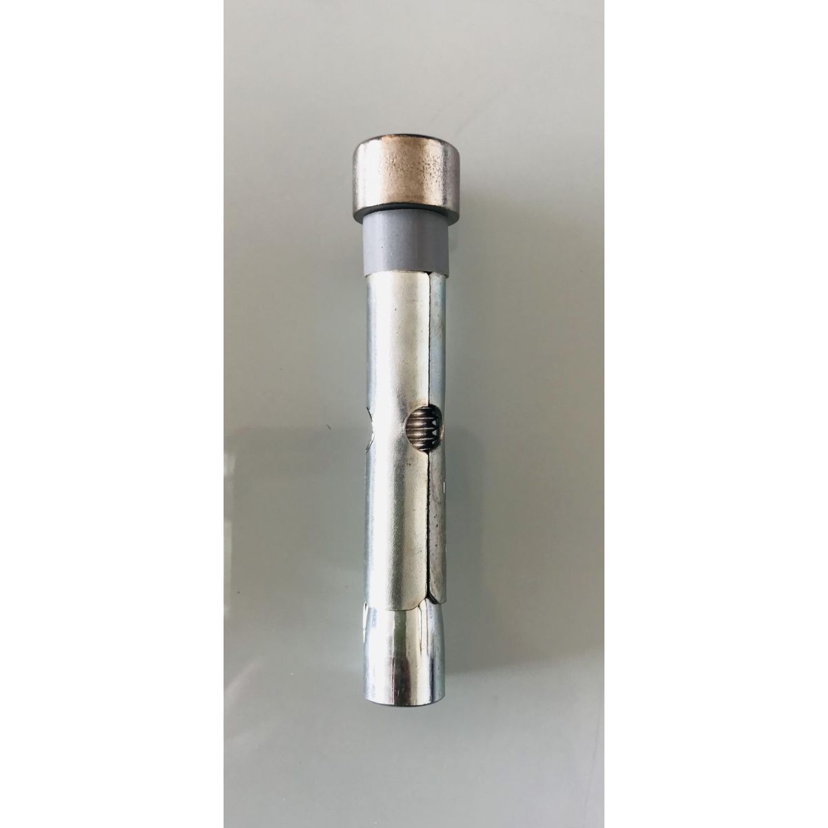 8 chevilles métal + vis inox M10x70mm