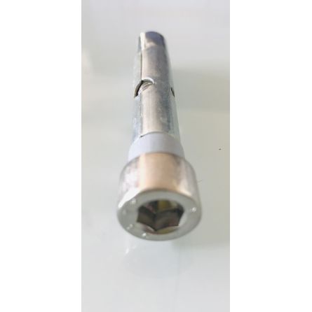 8 chevilles métal + vis inox M10x70mm