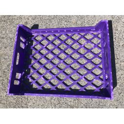 Caisse plastiques violettes