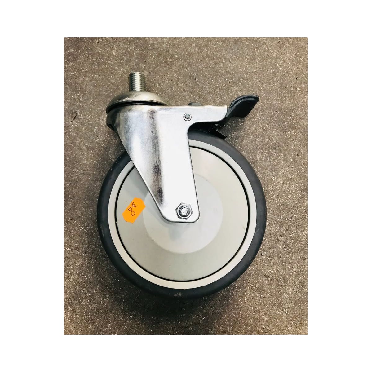 ROULETTE PIVOTANTE FREINEE Diam 150 - Larg roue 35mm -Embout Diam 16mm