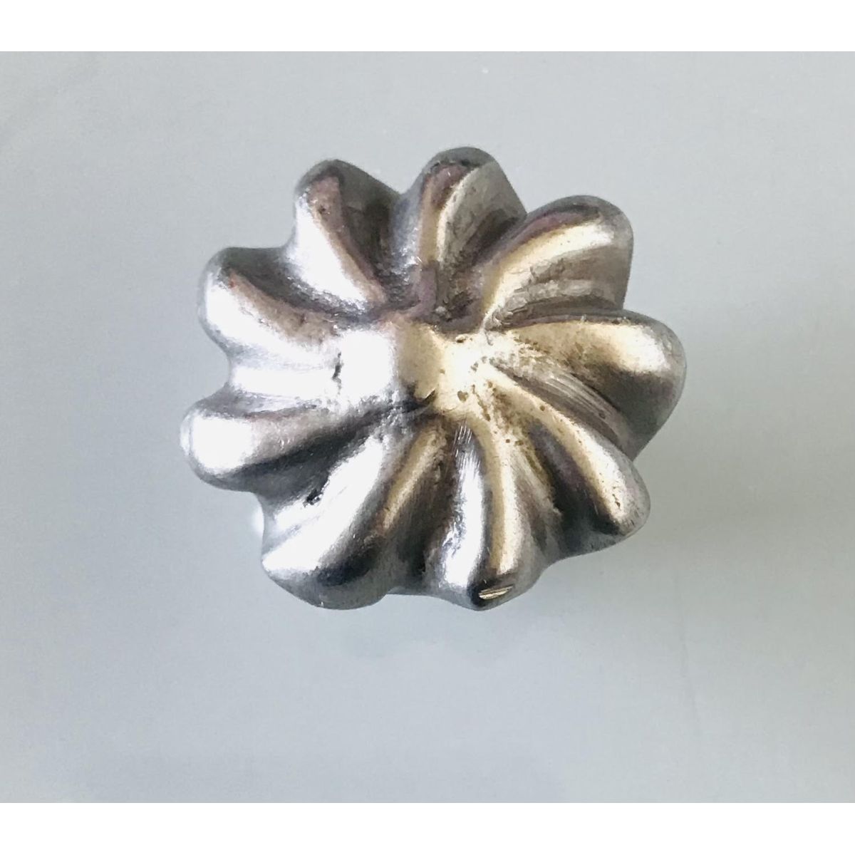 Bouton alu rosace argentée